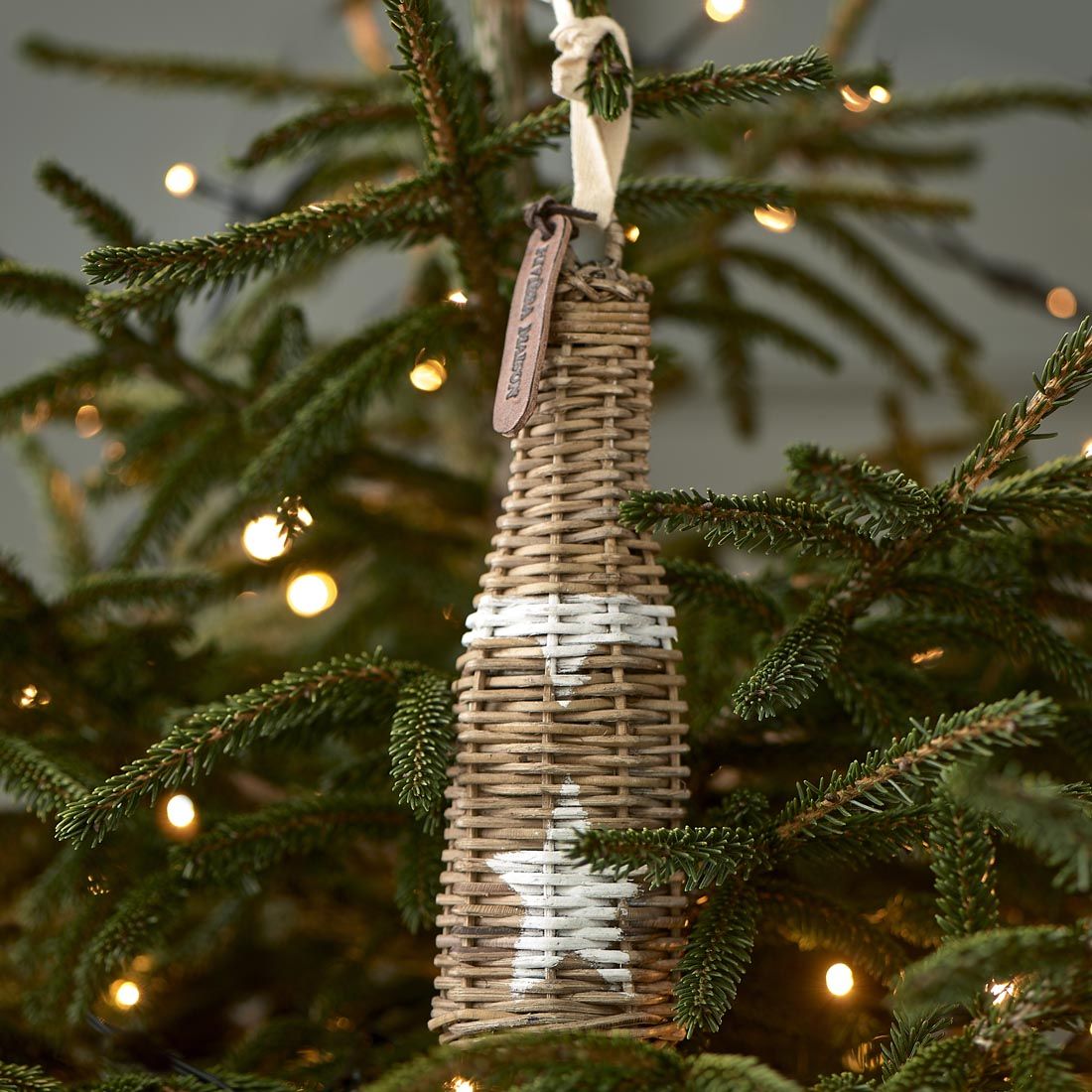 Ornement de bouteille de champagne en rotin rustique