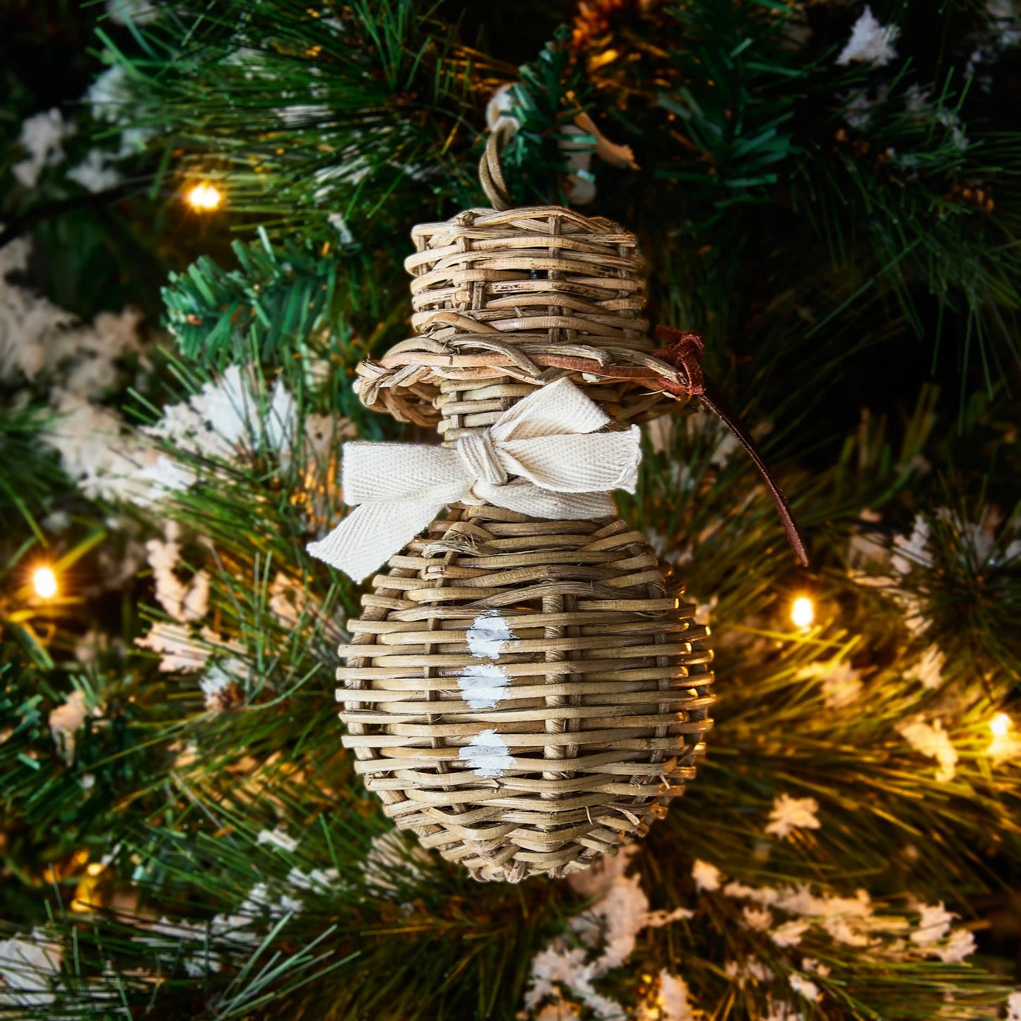 Rustikales Rattan-Schneemann-Ornament