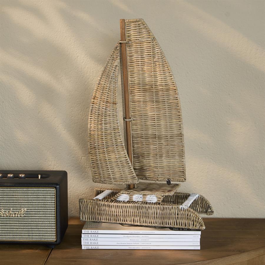 Rustikale Rattan-Katamaran-Dekoration