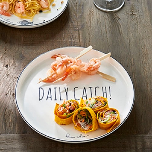 Porseleinen bord met blauwe rand met opschrift 'Daily Catch'